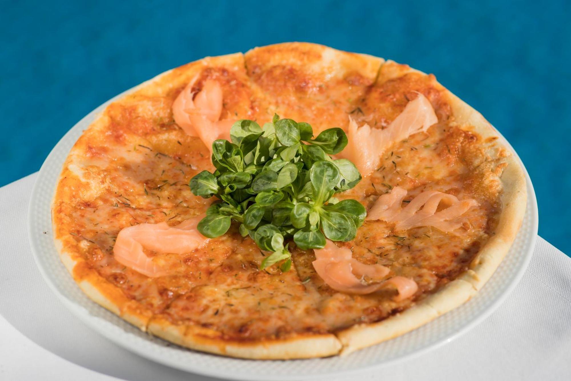 Grand Mogador Agdal & Spa Маракеш Екстериор снимка A salmon pizza
