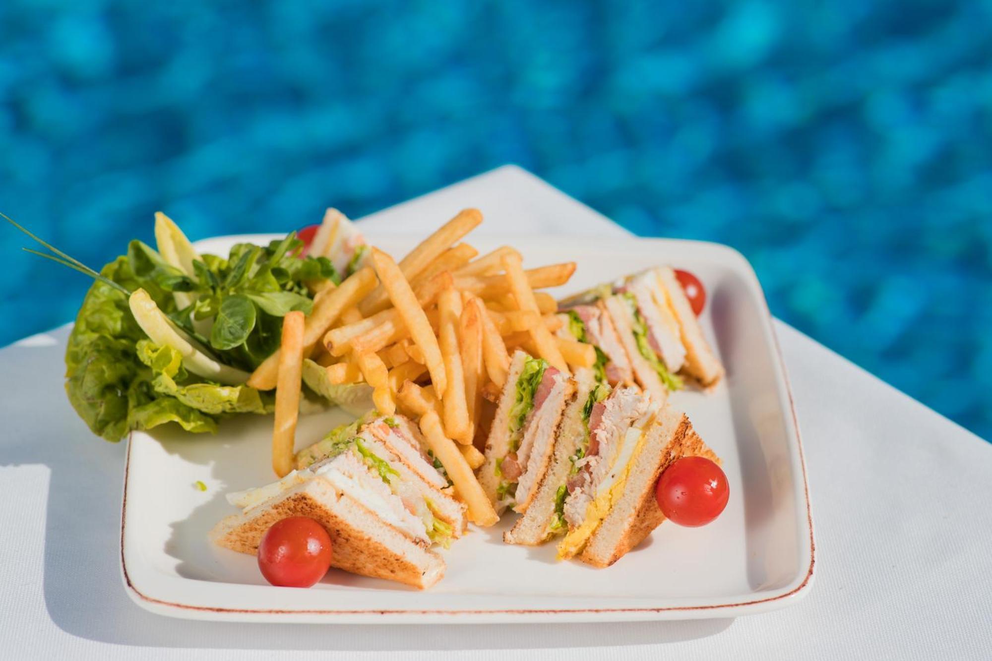 Grand Mogador Agdal & Spa Маракеш Екстериор снимка A club sandwich with chips and salad