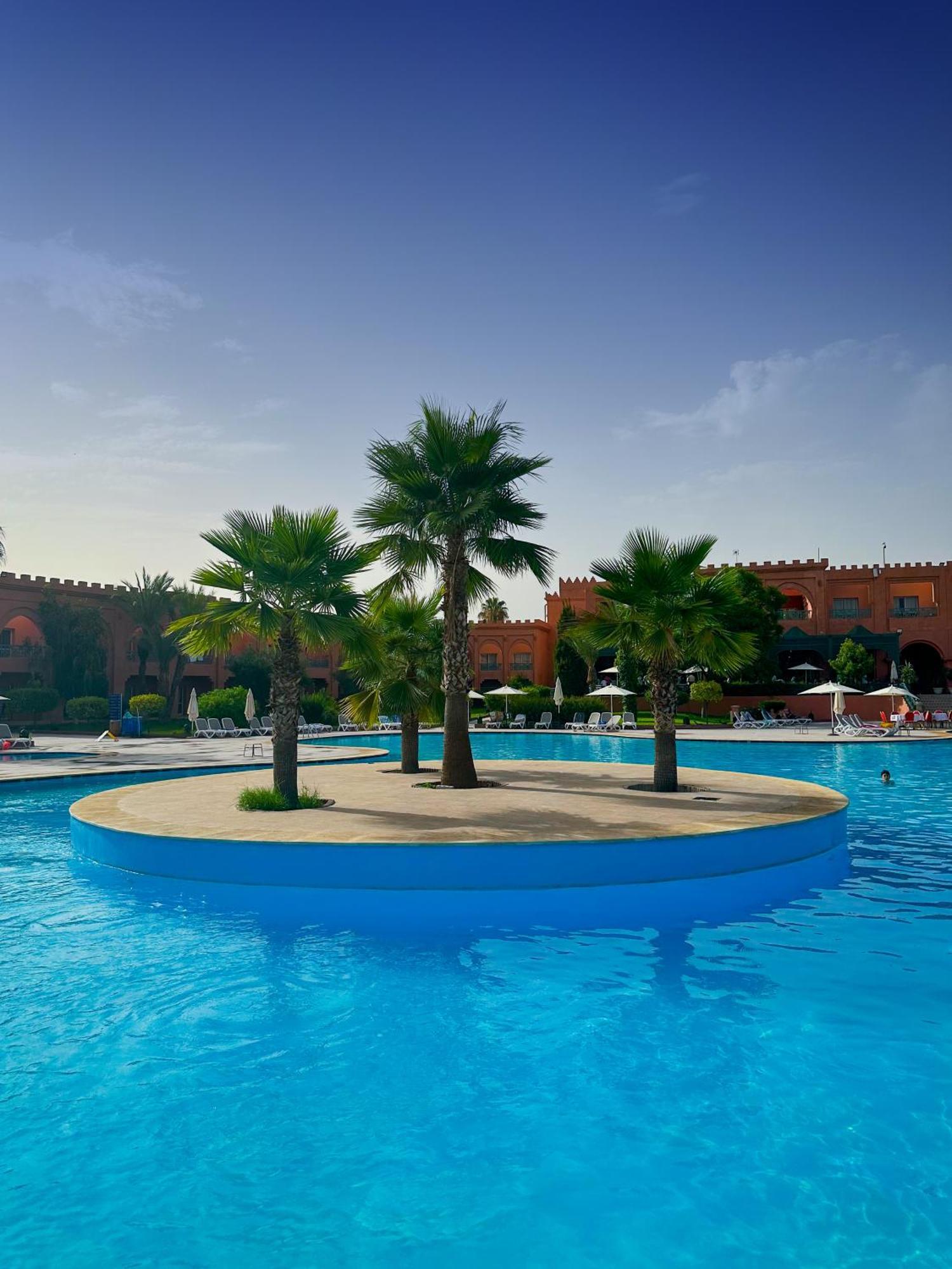 Grand Mogador Agdal & Spa Маракеш Екстериор снимка The swimming pool at the hotel